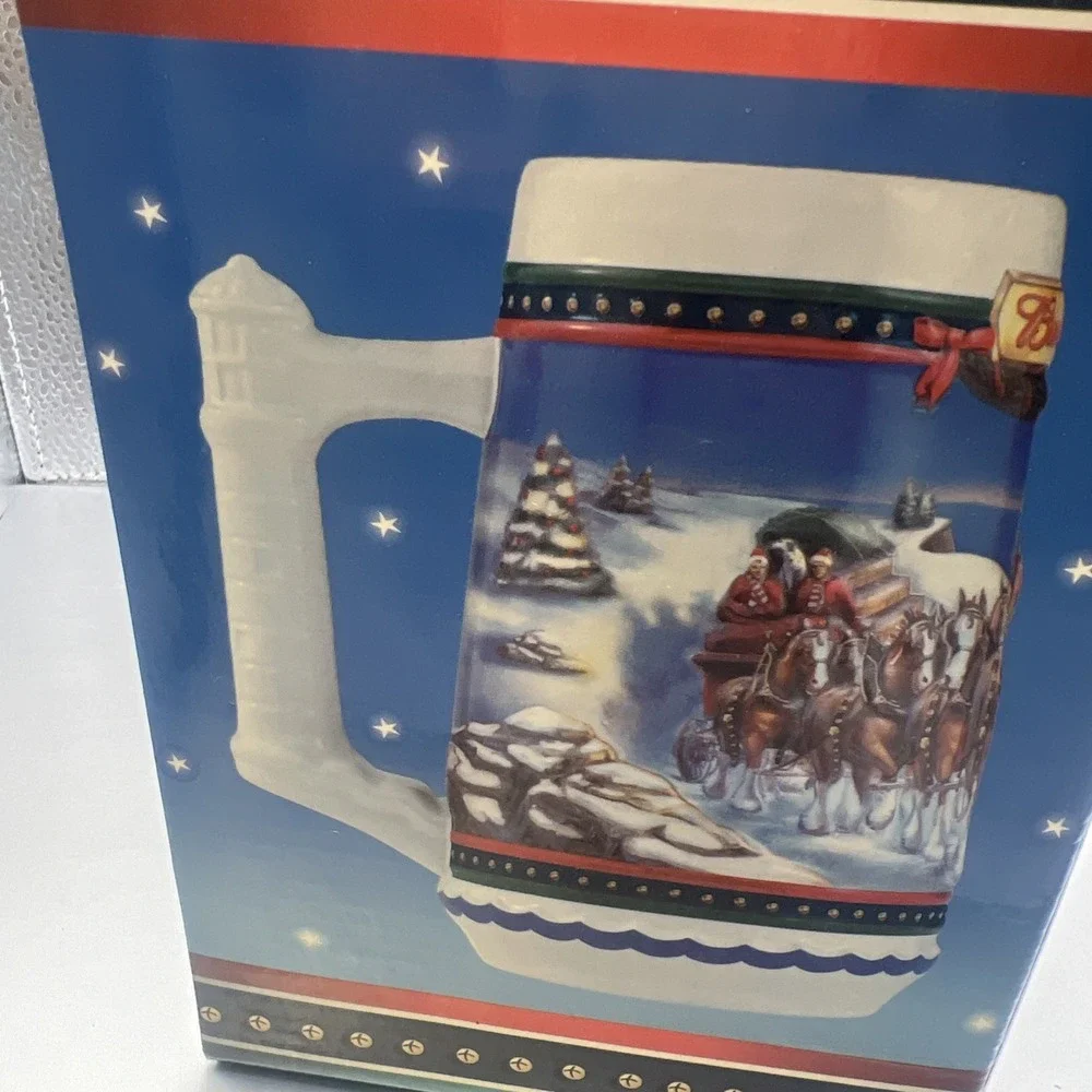 2002  Anheuser Busch Budweiser Holiday Christmas‎ Beer Stein Clydesdales. (a)